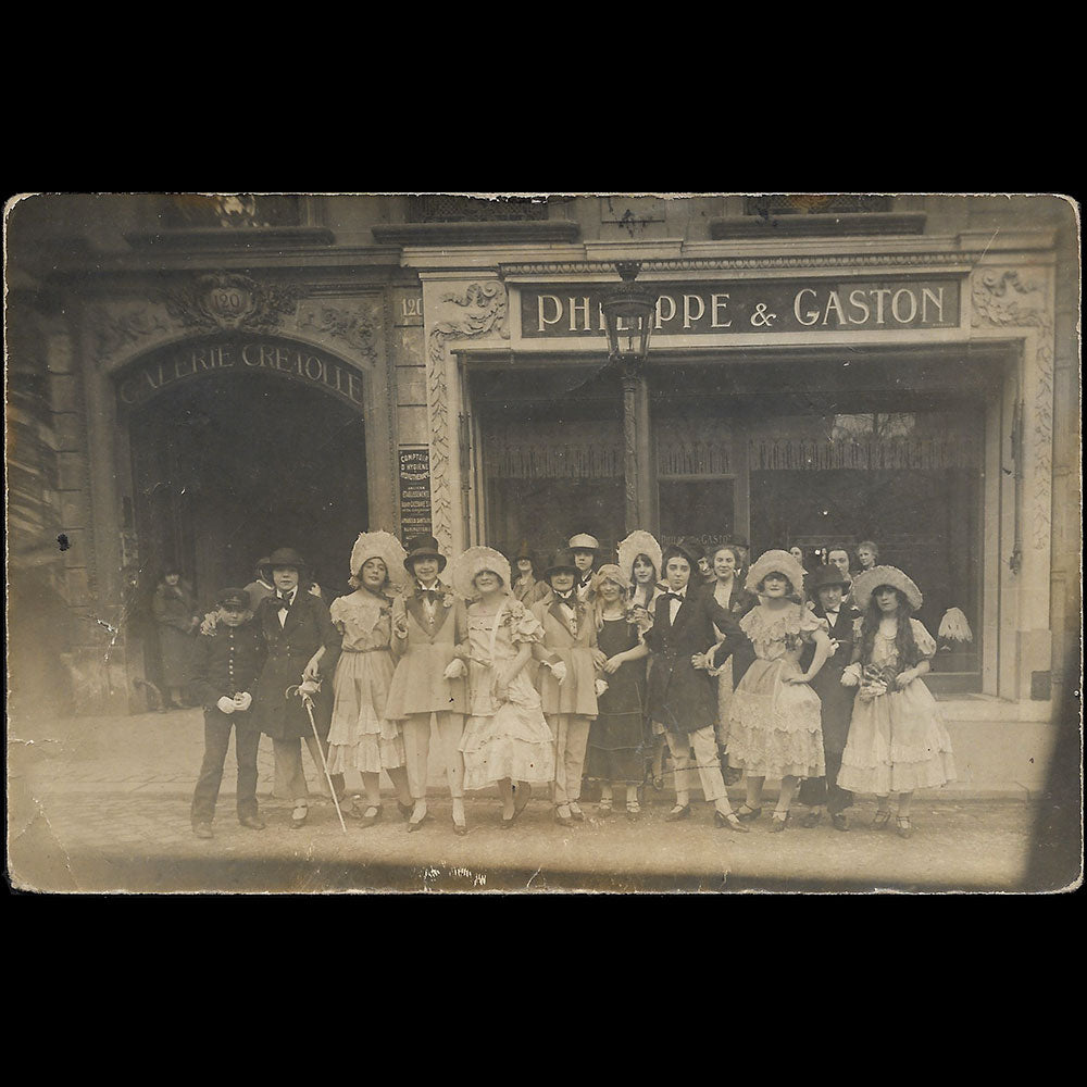 Philippe et Gaston - La Sainte-Catherine à la maison de couture, 120 avenue des Champs-Elysées à Paris (circa 1922-1925)