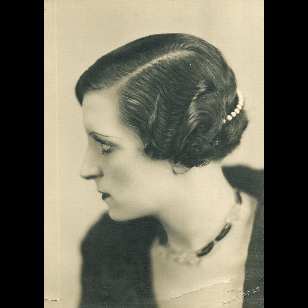 Photocap - Coiffure présentée par le mannequin Henriette (circa 1925-1930)