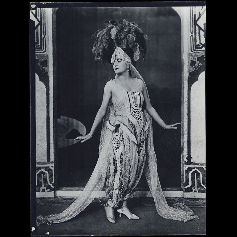 Poiret - Alice Delysia dans un costume d'Afgar (1920)
