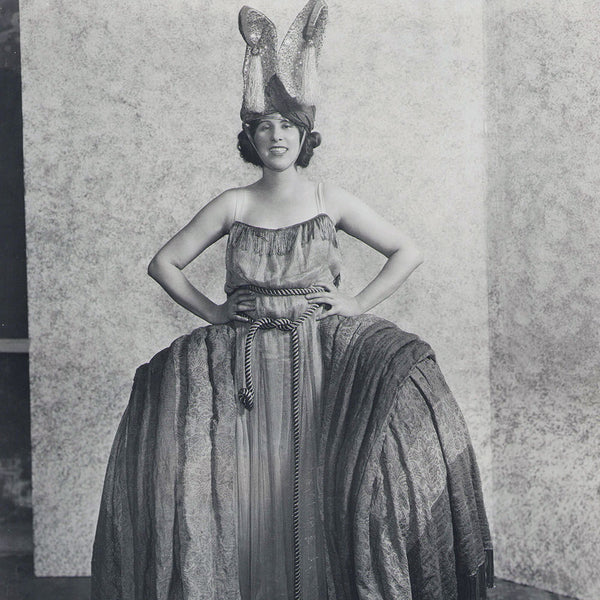 Clara Burton, portrait photographique dans un costume de Paul Poiret pour Afgar (1920)