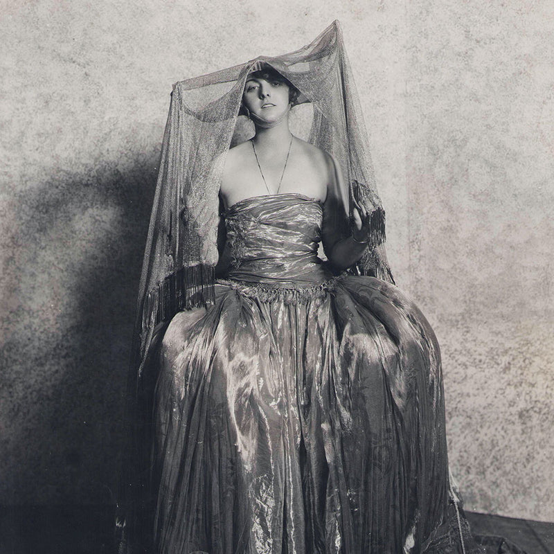 Poiret - Violet Blythe dans un costume d'Afgar (1920)