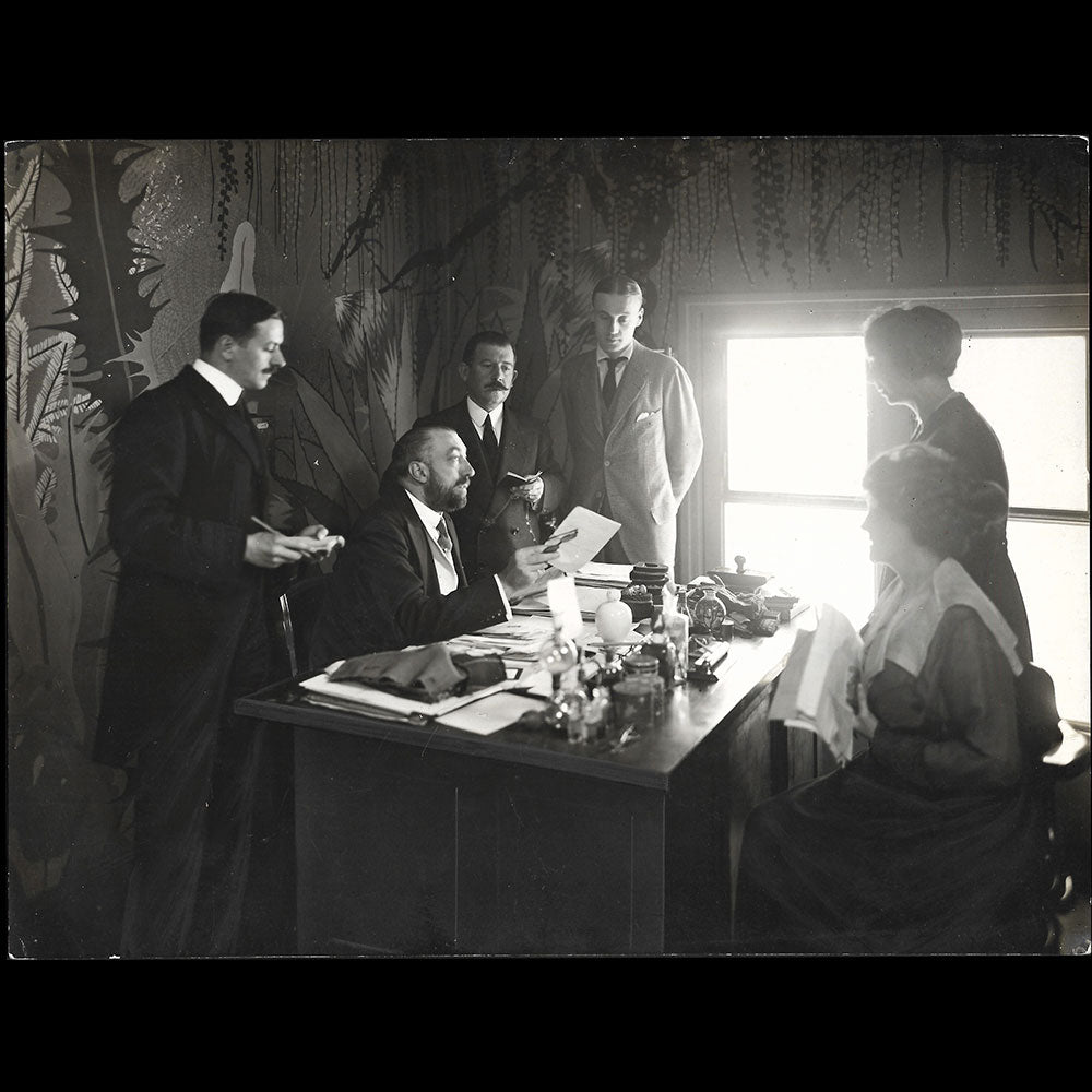 Poiret - Paul Poiret à son bureau de travail décoré par Martine (circa 1920s)