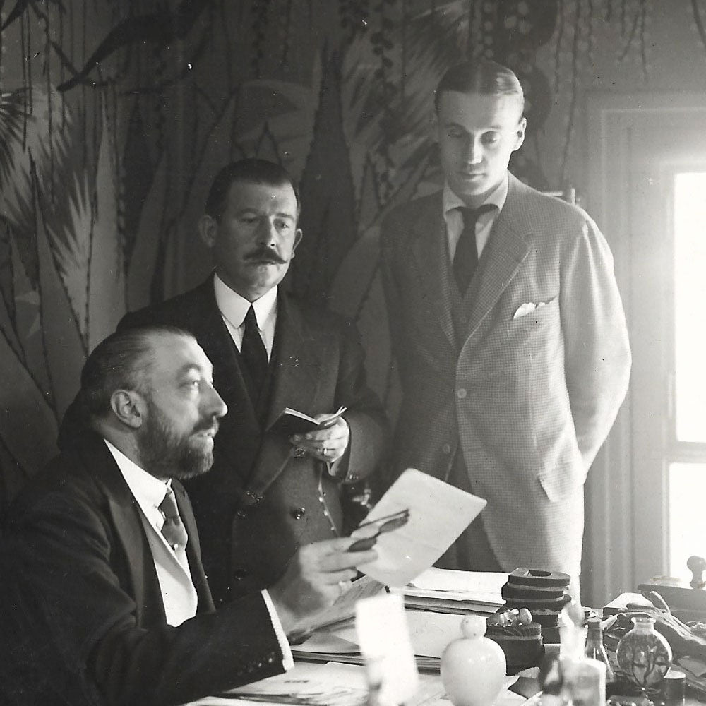 Poiret - Paul Poiret à son bureau de travail décoré par Martine (circa 1920s)