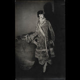 Poiret - Manteau bordé de fourrure de Paul Poiret, tirage de Lipnitzki (1926)