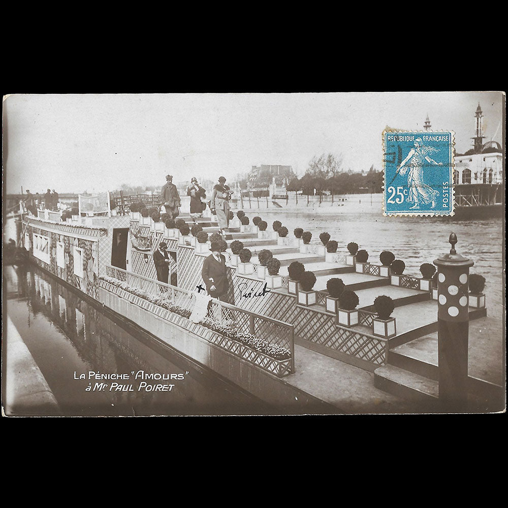Paul Poiret sur le pont de la péniche Amours (1925)