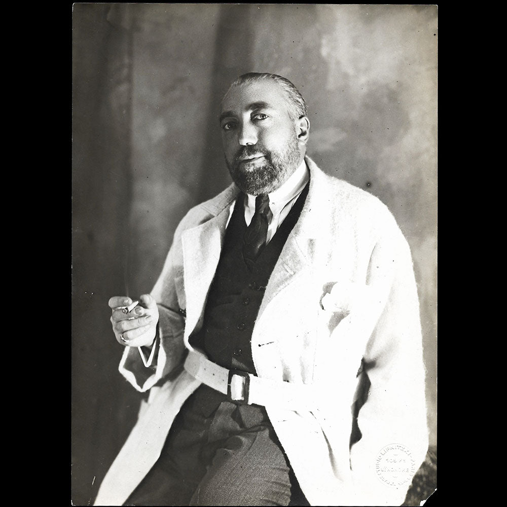 Poiret - Portrait de Paul Poiret fumant par Lipnitzki (1922)