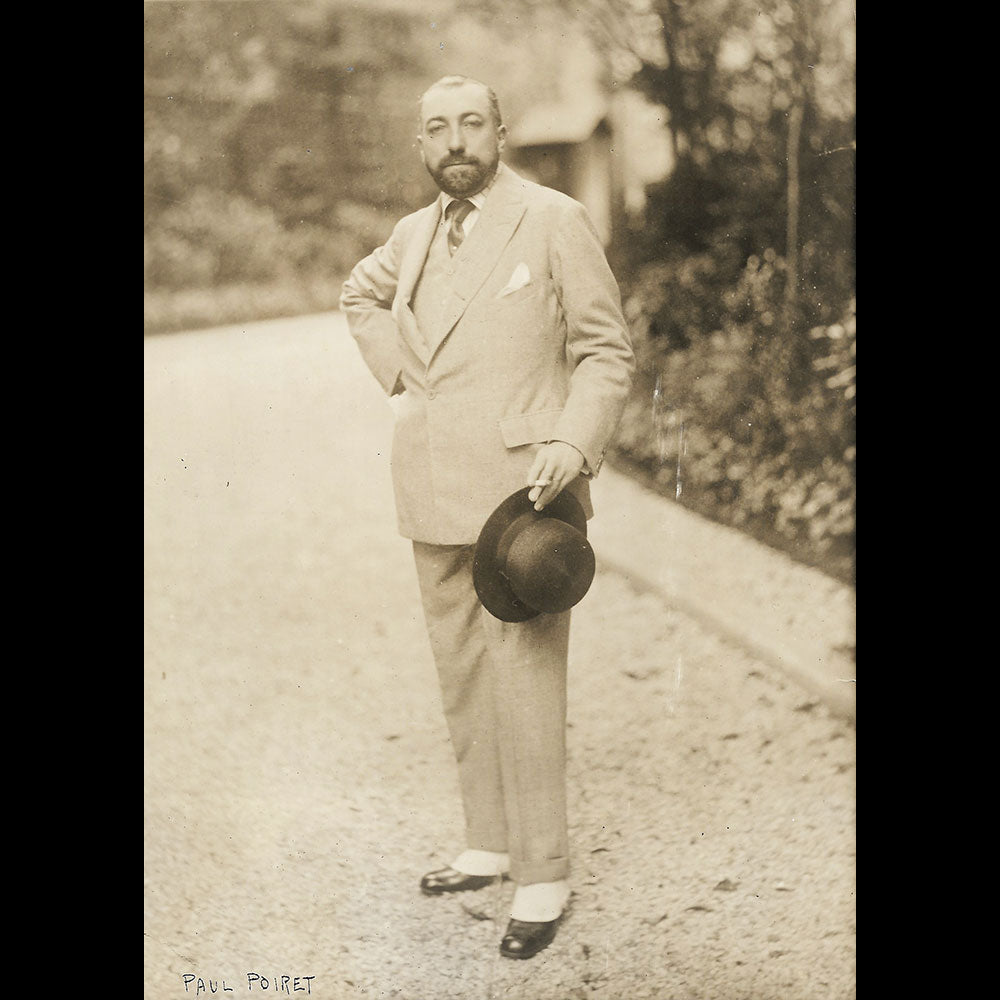 Poiret - Portrait de Paul Poiret dans le jardin de l'hôtel d'Antin (circa 1910)