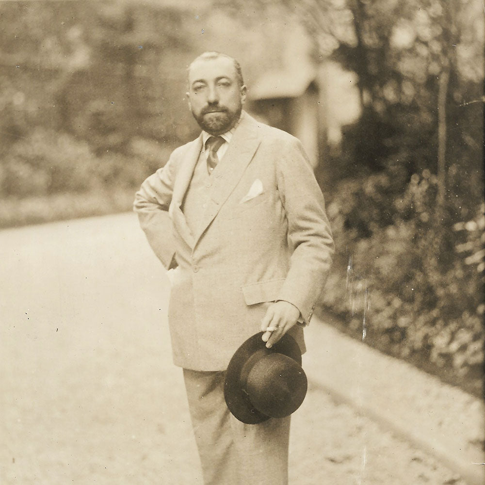 Poiret - Portrait de Paul Poiret dans le jardin de l'hôtel d'Antin (circa 1910)