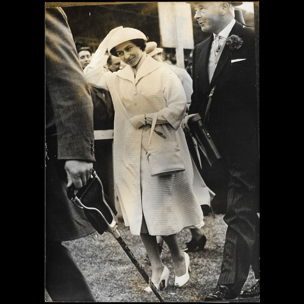 Princess Margaret portant un chapeau blanc au Derby d'Epson (1956)