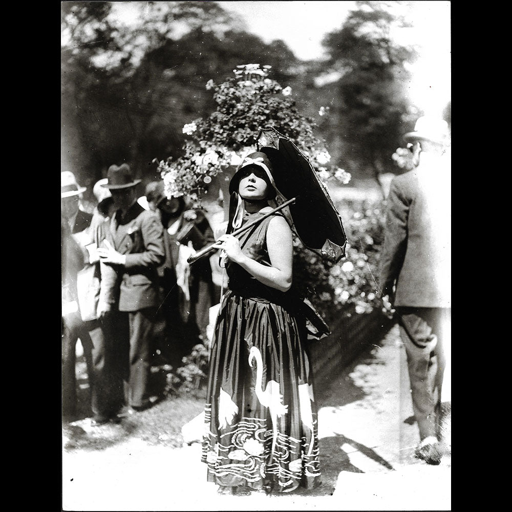 Robe aux flamants roses, photographie de mode des années 1920