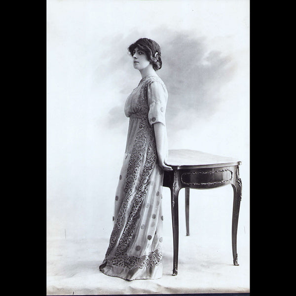 Robe portée par Mademoiselle Roggers, photographie du studio Reutlinger (1911)
