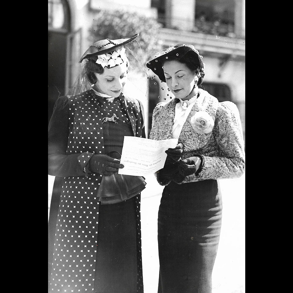 Deux Femmes Elégantes, la mode à Longchamp, photographie de l'agence SAFARA (1938)