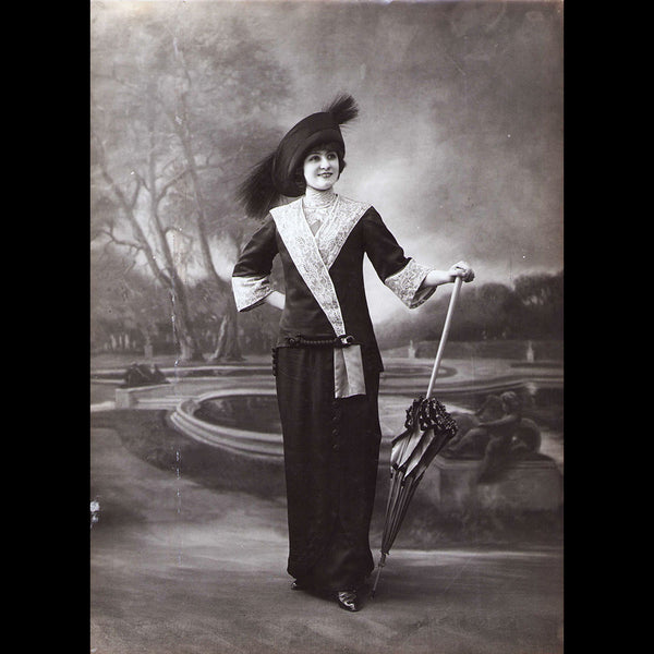 Robe de satin noir, photographie du studio Felix (1912)