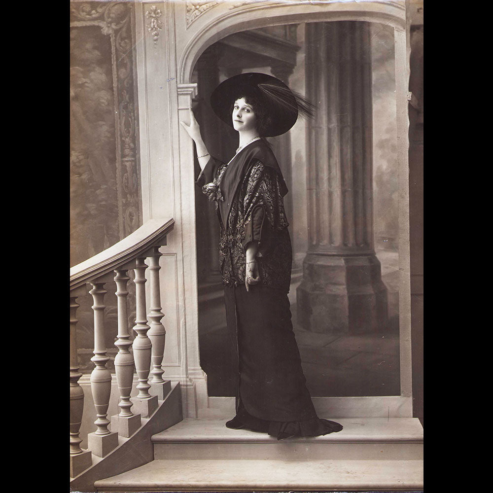 Robe portée par Mademoiselle de Savigny, photographie du studio Felix (1912)
