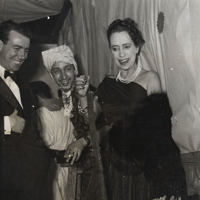 Elsa Schiaparelli - La couturière et le charmeur de serpent à la fête des Beaux-Arts (1949)