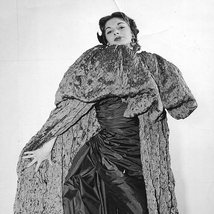 Schiaparelli - cape du soir en taffeta rose shocking (1951)