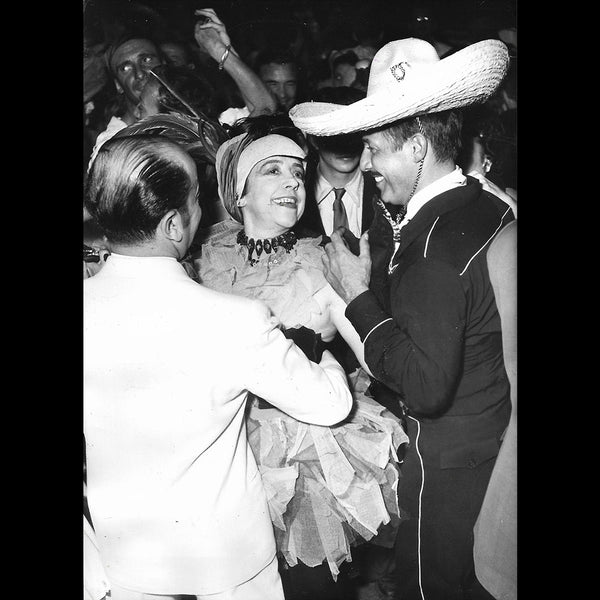 Elsa Schiaparelli en costume au bal Carnaval à Rio de Jacques Fath (1952)