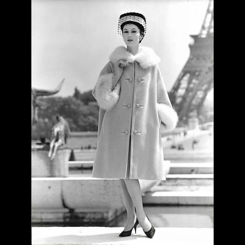 Basta Paris - Manteau bordé de fourrure, photographie de Seeberger (circa 1950s)