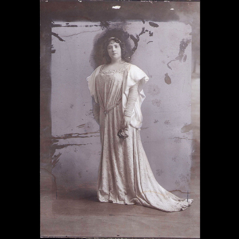 Eugénie Segond-Weber dans le Passant, photographie de Paul Boyer et Bert (1908)