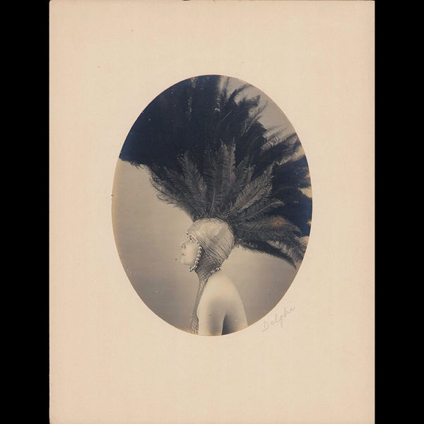 Gesmar - Portrait d'Andrée Spinelly portant une coiffe de scène, photographie de Delphi (1919)