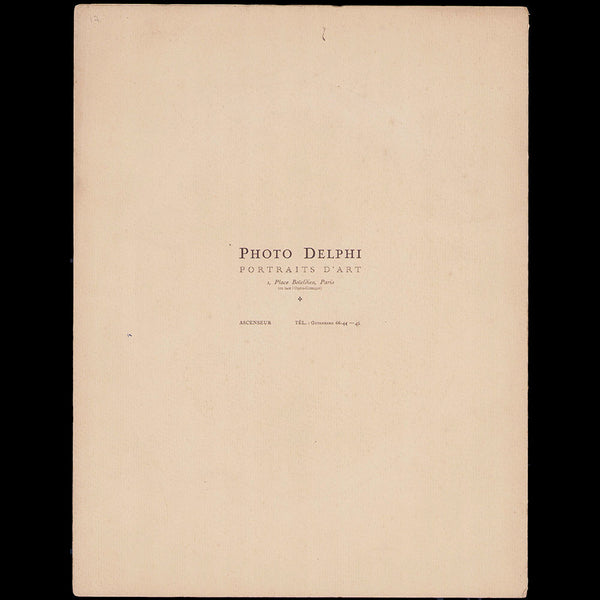 Gesmar - Portrait d'Andrée Spinelly portant une coiffe de scène, photographie de Delphi (1919)