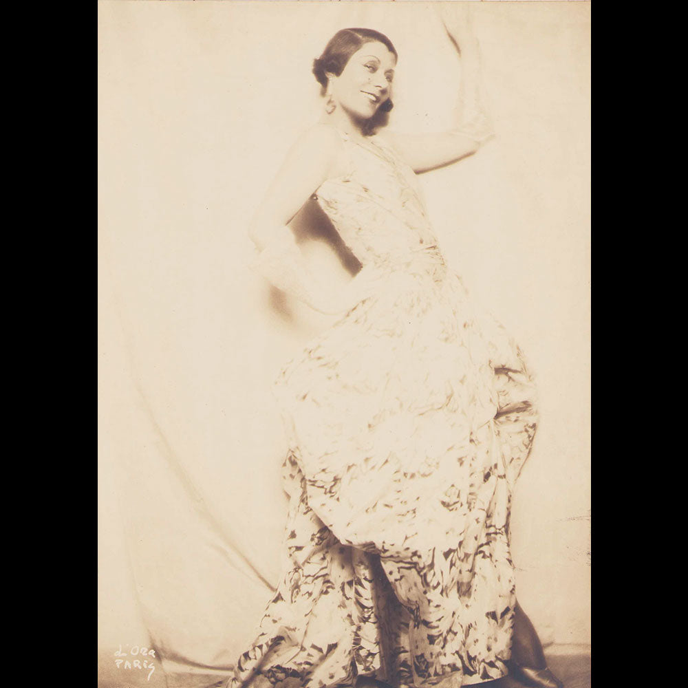 Louiseboulanger - Portrait d'Andrée Spinelly en robe imprimée, photographie de D'Ora (1930)