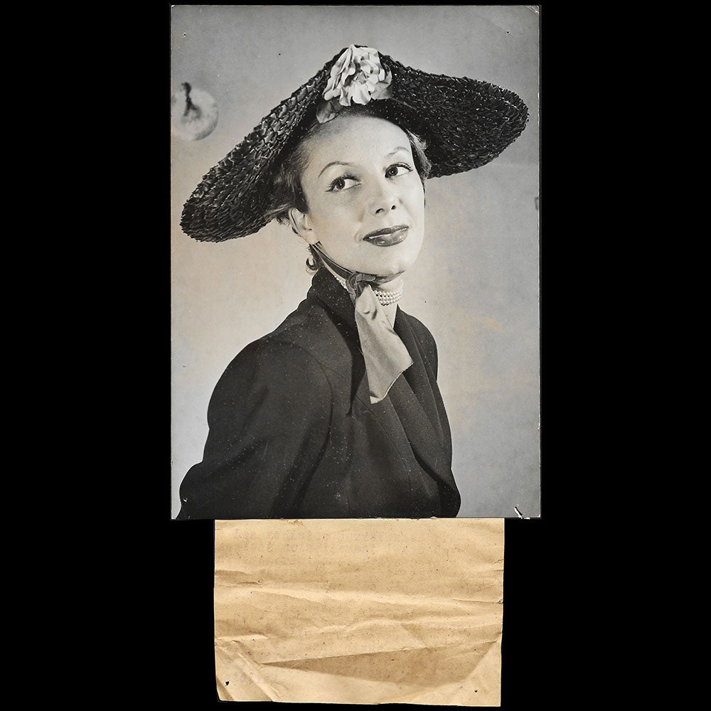 Suzy - Grand chapeau orné d'une rose rendez-vous (1952)