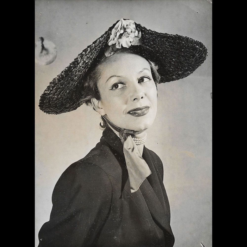 Suzy - Grand chapeau orné d'une rose rendez-vous (1952)