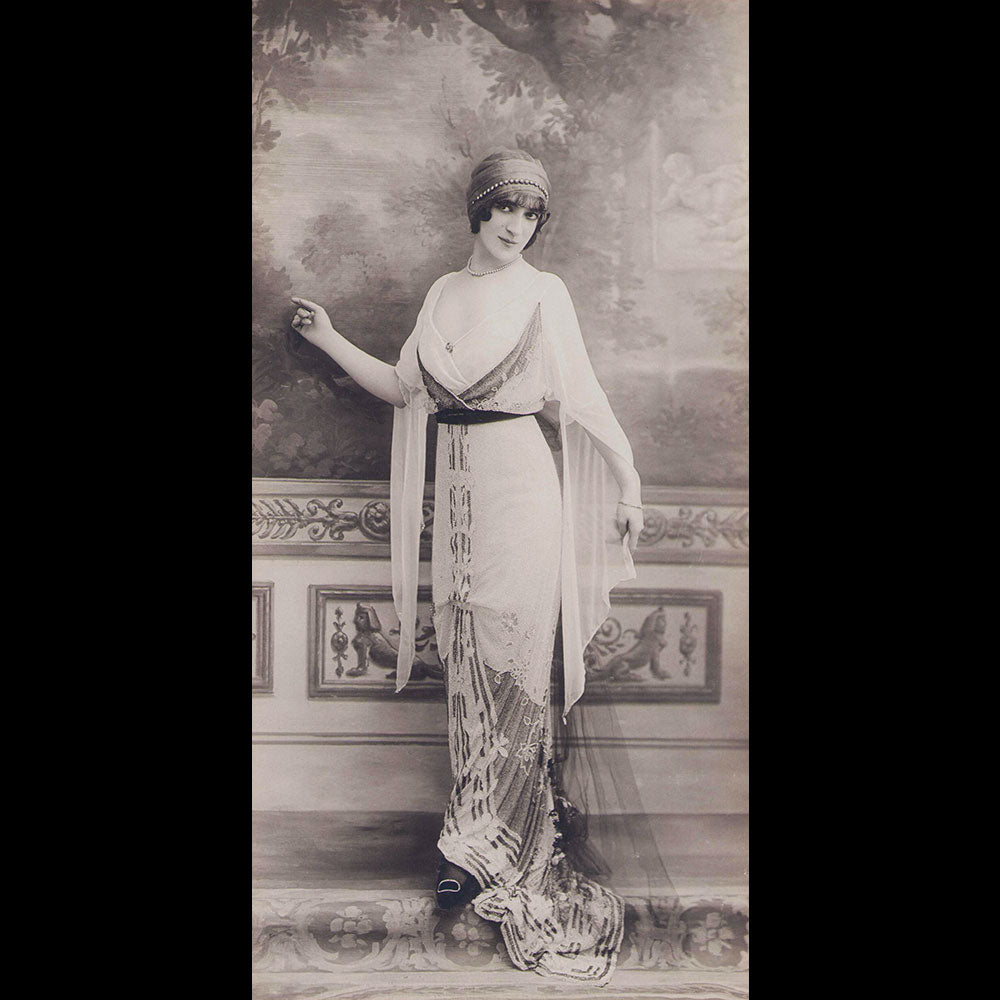 Maison Richard - Mademoiselle Florval, photographie du Studio Talbot (circa 1912)