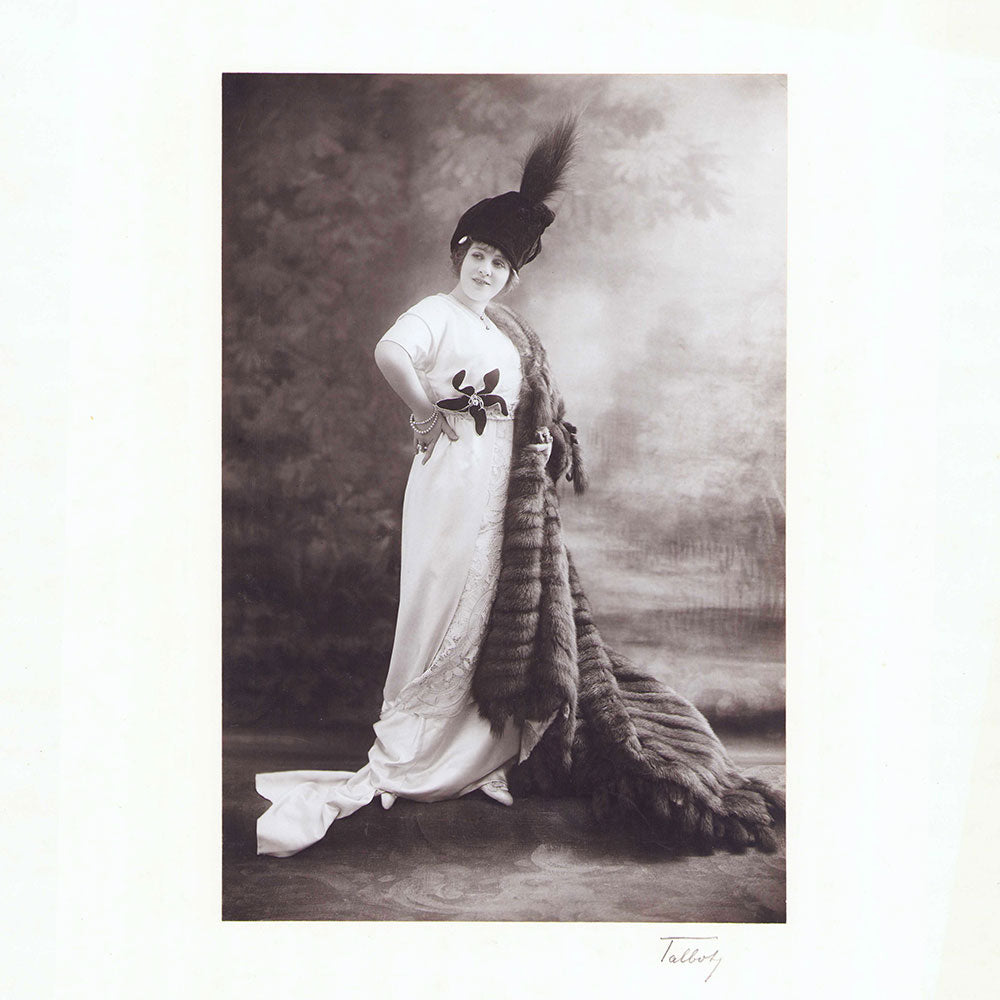 Les Modes - Mlle B... en grand manteau de zibelines naturelles, photographie de Talbot pour la couverture de la revue Les Modes (1912)