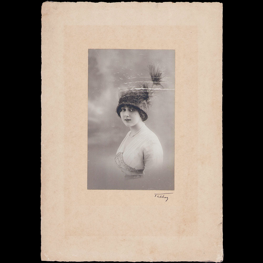 Portrait d'une élégante coiffée d'un chapeau, photographie du Studio Talbot (circa 1910)