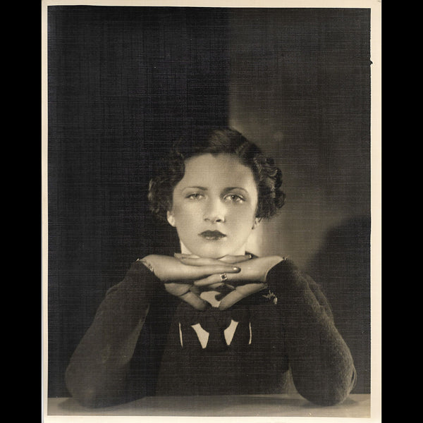 Paul Tanqueray - Portrait d'une élégante aux mains jointes (1930s)