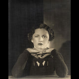 Paul Tanqueray - Portrait d'une élégante aux mains jointes (1930s)