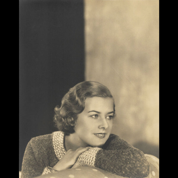 Paul Tanqueray - Portrait d'une élégante accoudée (1930s)