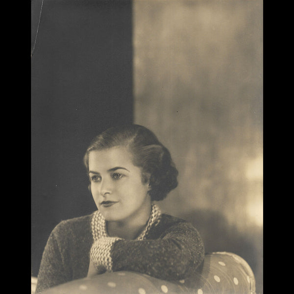 Paul Tanqueray - Portrait d'une élégante accoudée (1930s)