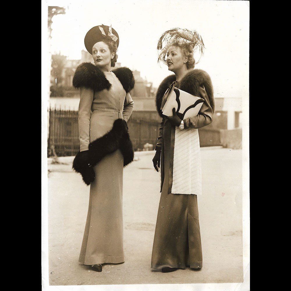 Janine Guise et Simone Cerdan au Grand Prix d'Elégance, photographie de l'agence Trampus (1937)