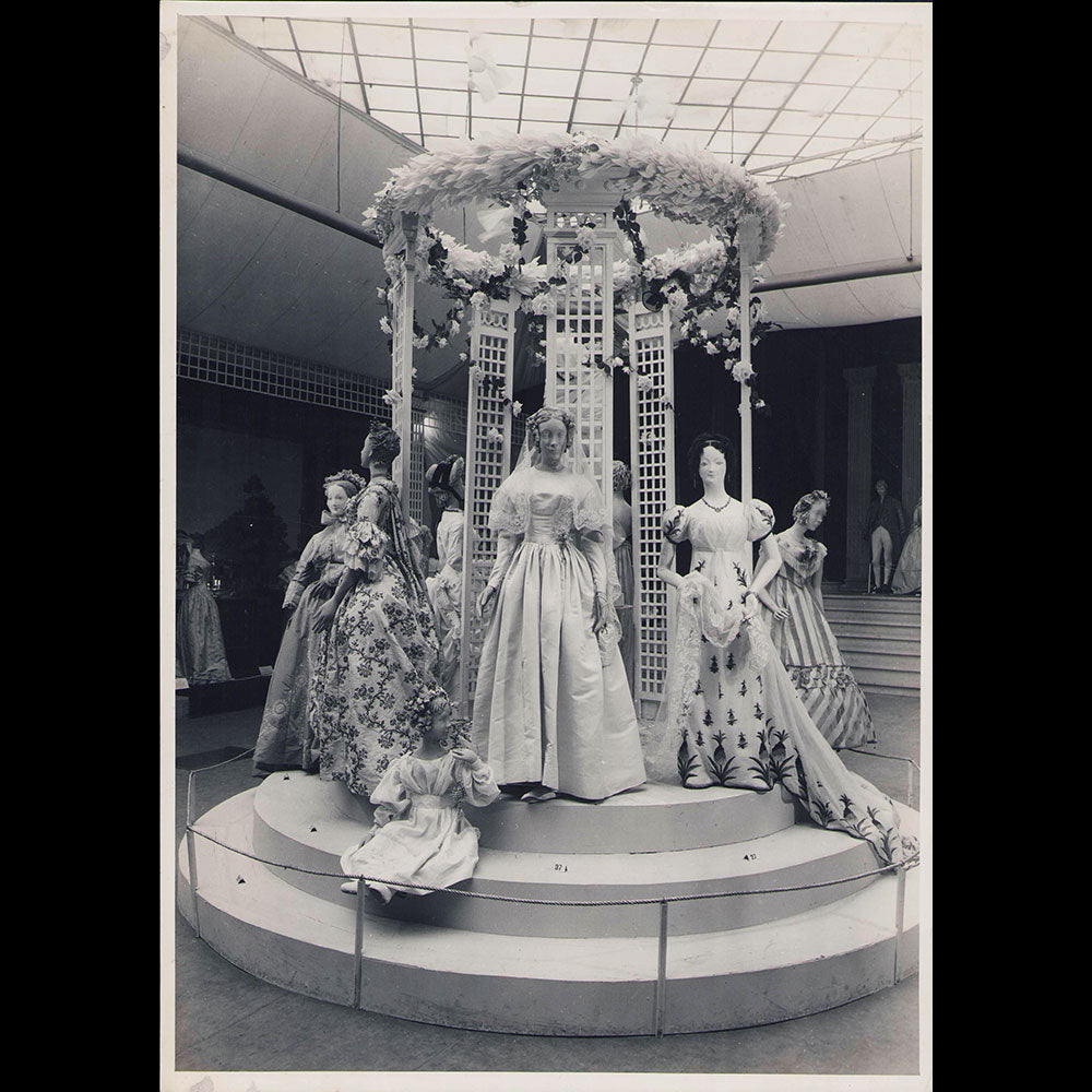 Deux siècles d'Elégances 1715-1915, photographie de l'exposition de costumes à la Galerie Charpentier (1951)