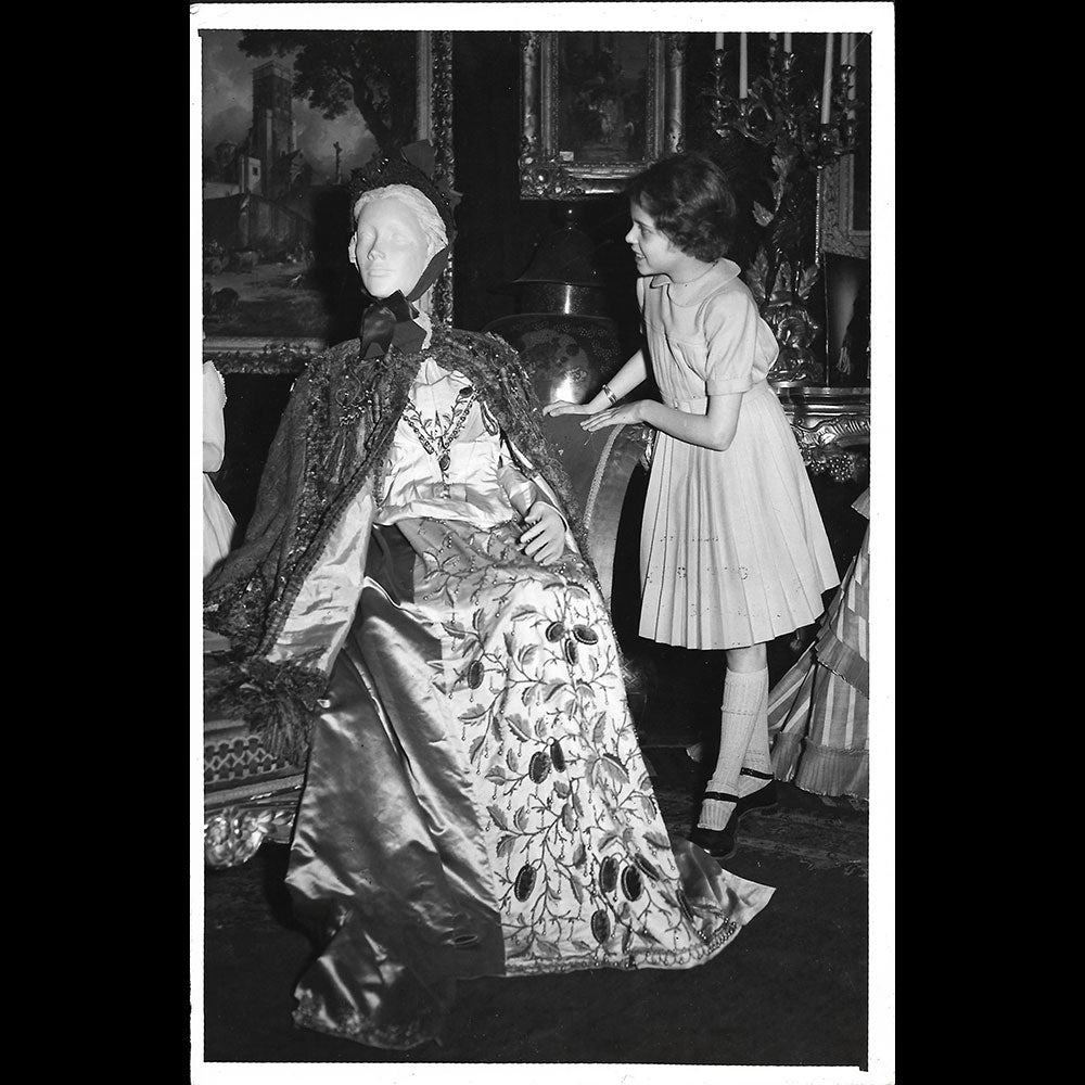 Deux siècles d'Elégances 1715-1915, photographie de l'exposition de costumes à la Galerie Charpentier (1951)