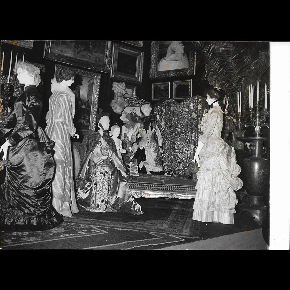 Deux siècles d'Elégances 1715-1915, photographie de l'exposition de costumes à la Galerie Charpentier (1951)