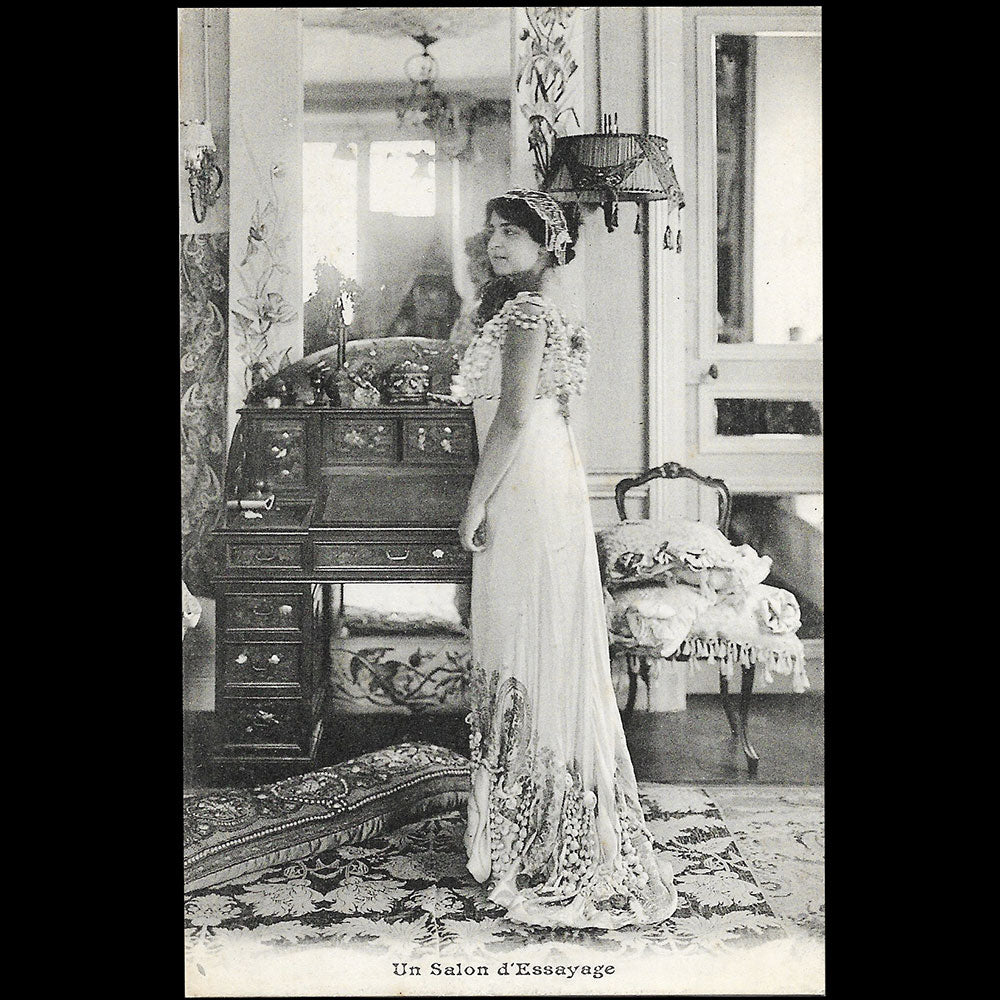 Jane Valmath - Un salon d'essayage de  la maison de couture, 9 rue de Surene à Paris (circa 1910s)