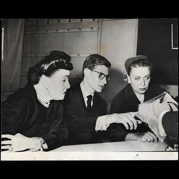 Christian Dior - Yves Saint-Laurent entouré de Raymonde Zehnacker et Marguerite Carré (1957)