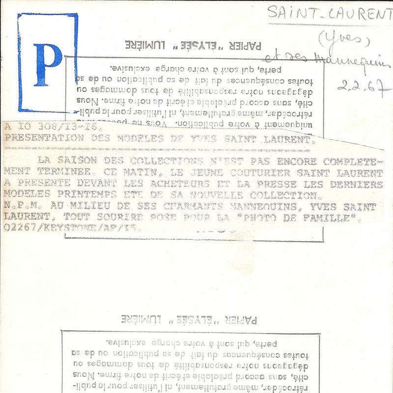 Yves Saint Laurent et ses mannequins lors du défile pour le Printemps